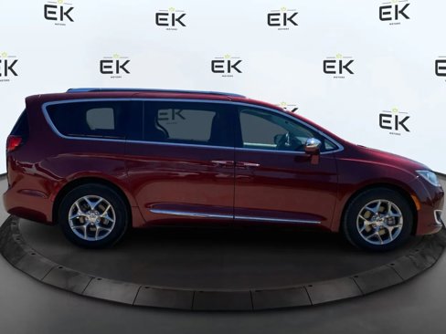 Used 2018 Chrysler Pacifica Limited image 2