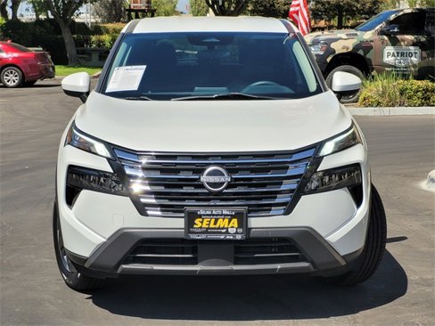 Used 2024 Nissan Rogue SV image 3