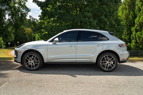 Certified 2023 Porsche Macan image 2