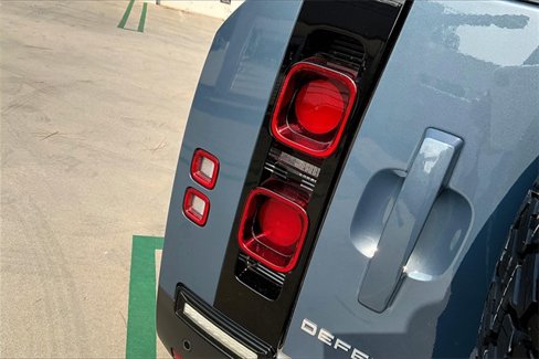 Used 2023 Land Rover Defender 110 image 30
