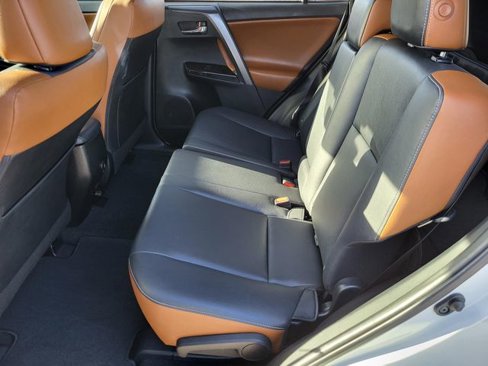 Used 2018 Toyota RAV4 SE image 14