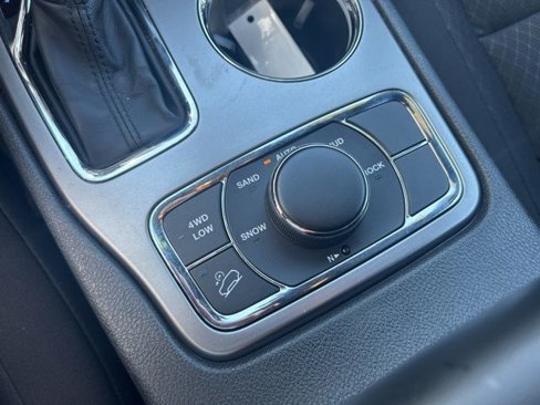 Used 2020 Jeep Grand Cherokee Laredo image 28