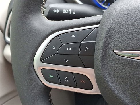 Used 2023 Chrysler Pacifica Touring-L image 17