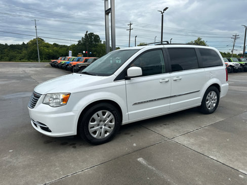 Used 2016 Chrysler Town & Country Touring image 2