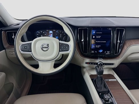 Used 2021 Volvo XC60 T5 Momentum w/ Premium Package image 22