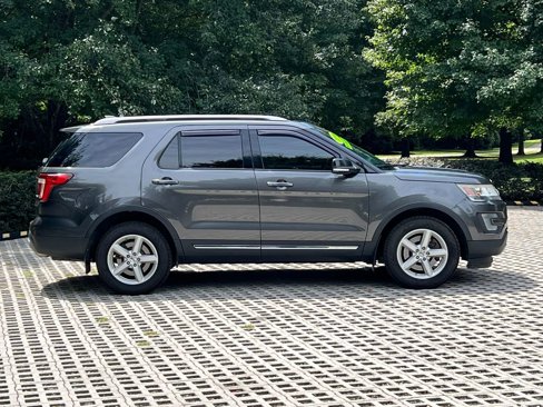 Used 2016 Ford Explorer XLT w/ Equipment Group 202A image 4