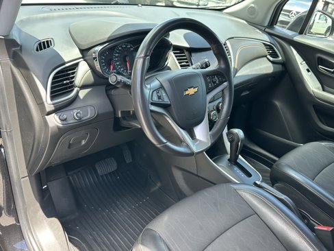 Certified 2022 Chevrolet Trax LT w/ Midnight Edition image 15