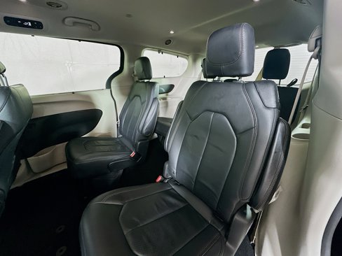 Used 2019 Chrysler Pacifica Touring-L image 22