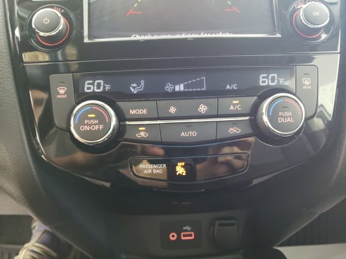 Used 2020 Nissan Rogue SV image 23