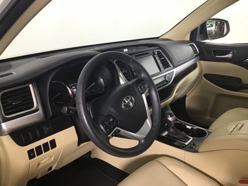 Used 2016 Toyota Highlander XLE image 9