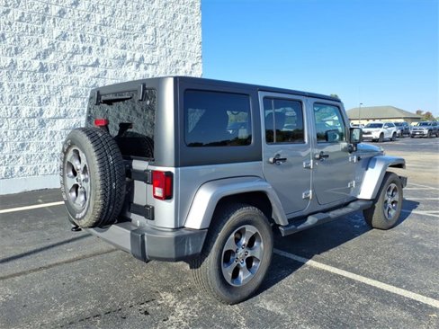 Used 2016 Jeep Wrangler Unlimited Sahara image 3