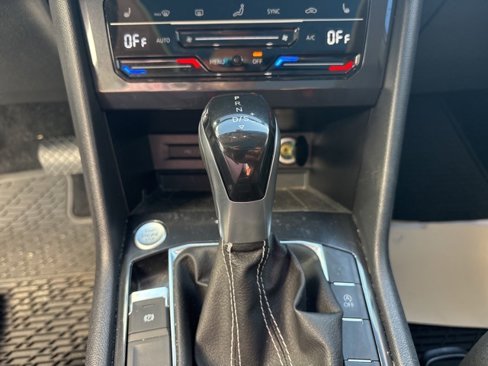 Used 2022 Volkswagen Tiguan SE w/ Panoramic Sunroof Package image 13
