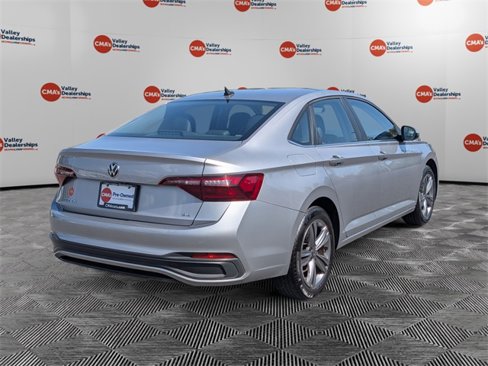 Used 2024 Volkswagen Jetta SE image 5