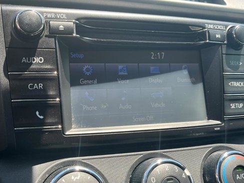 Used 2018 Toyota RAV4 LE image 18