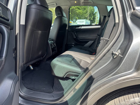 Used 2014 Volkswagen Touareg Sport image 26