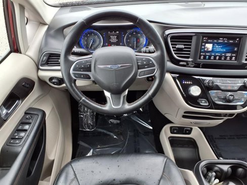 Used 2020 Chrysler Pacifica Touring-L image 3