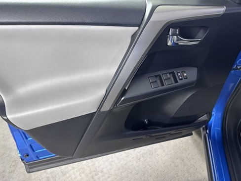 Used 2018 Toyota RAV4 XLE image 19