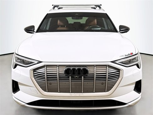 Used 2019 Audi e-tron Prestige w/ Prestige Package image 2