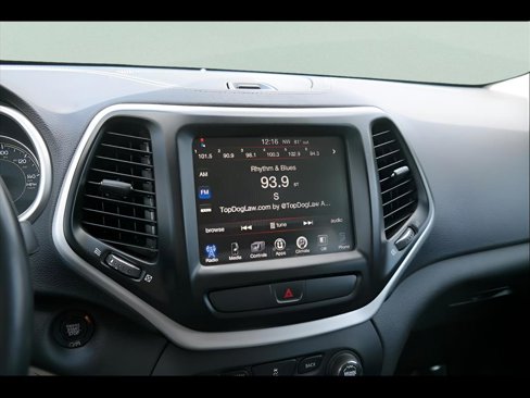 Used 2018 Jeep Cherokee Latitude Plus w/ Cold Weather Group image 17