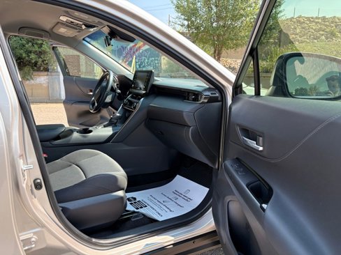 Used 2021 Toyota Venza LE w/ Carpet Mat Package (TMS) image 13