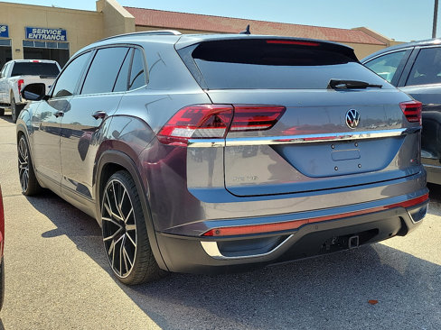 Used 2022 Volkswagen Atlas Cross Sport SE image 2