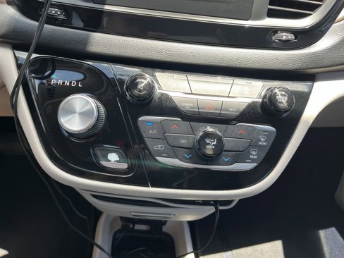 Used 2017 Chrysler Pacifica Touring image 19