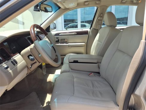 Used 2007 Lincoln Town Car Signature Limited image 18
