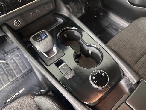 Used 2022 Nissan Rogue S image 29