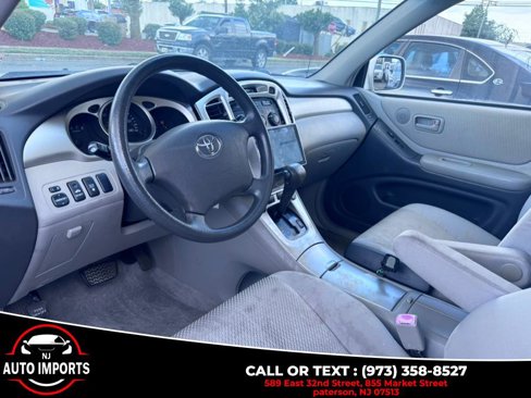 Used 2004 Toyota Highlander 4WD V6 w/ 3rd Row image 12