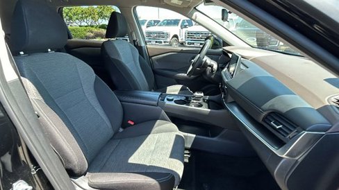 Used 2023 Nissan Rogue SV image 11