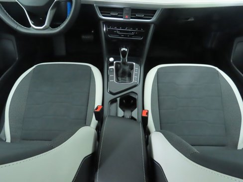 Certified 2025 Volkswagen Taos SE w/ Black Wheel Package image 17