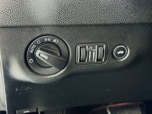 Used 2019 Dodge Charger SXT image 10