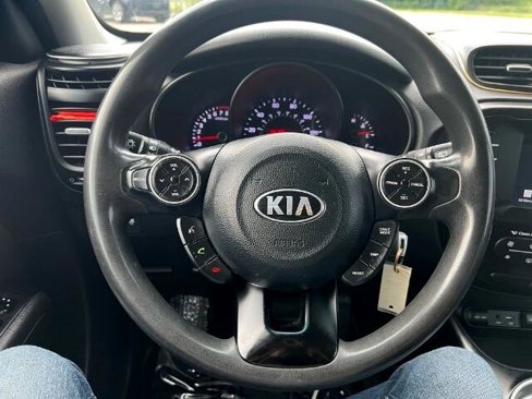 Used 2018 Kia Soul + image 11