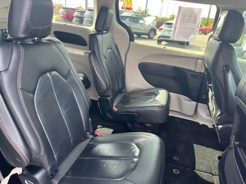 Used 2018 Chrysler Pacifica Touring-L w/ Tire & Wheel Group image 25