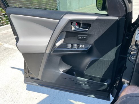 Used 2018 Toyota RAV4 Limited image 11