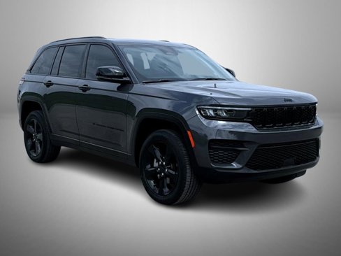 Used 2024 Jeep Grand Cherokee Altitude image 3