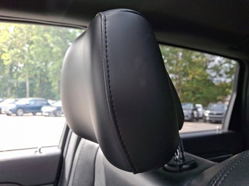 Used 2018 Jeep Grand Cherokee Limited image 17