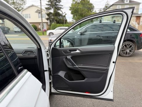 Used 2020 Volkswagen Tiguan SE image 27