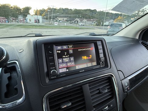 Used 2015 Dodge Grand Caravan SXT w/ UConnect Hands-Free Group image 19