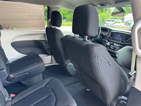Used 2020 Chrysler Voyager LX image 15