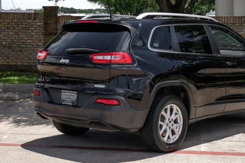 Used 2017 Jeep Cherokee Latitude w/ Comfort/Convenience Group image 16