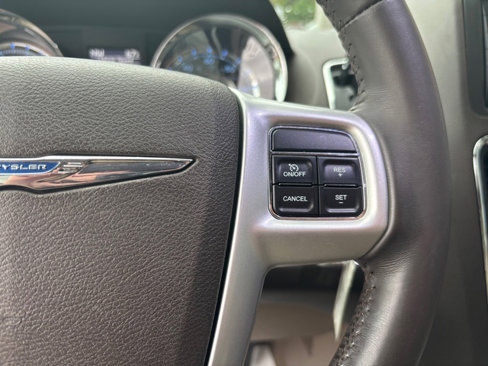 Used 2015 Chrysler Town & Country Touring-L image 20