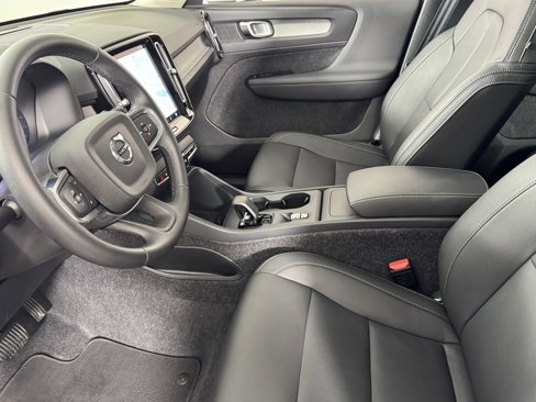 Certified 2025 Volvo XC40 B5 Core image 17