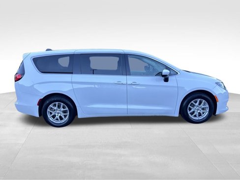 Used 2022 Chrysler Voyager LX image 7