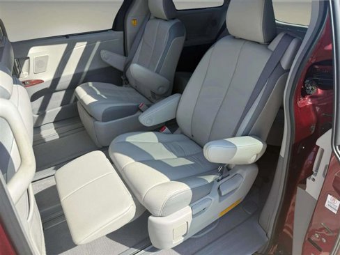 Used 2011 Toyota Sienna Limited image 16