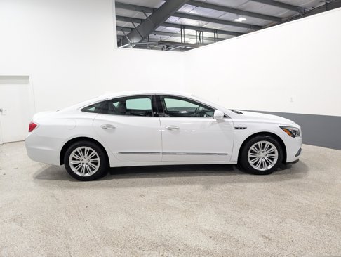 Used 2018 Buick LaCrosse Essence image 2
