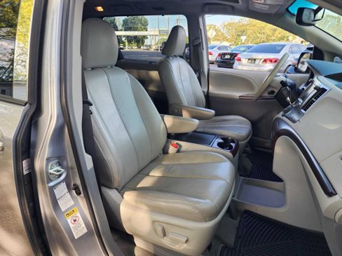 Used 2012 Toyota Sienna XLE image 21