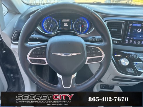 Used 2017 Chrysler Pacifica Touring-L image 27