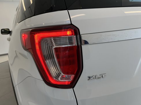 Used 2017 Ford Explorer XLT image 39