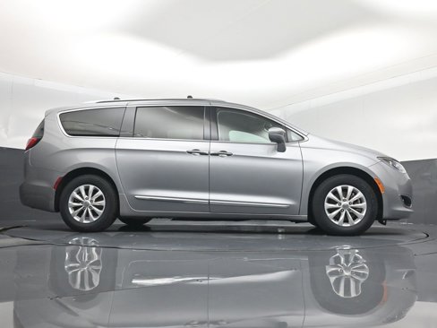 Used 2019 Chrysler Pacifica Touring-L image 42